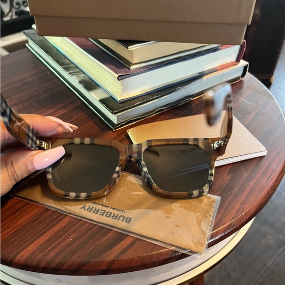 Burberry Check Hayden Unisex Sunglasses NWT - Picture 3 of 8